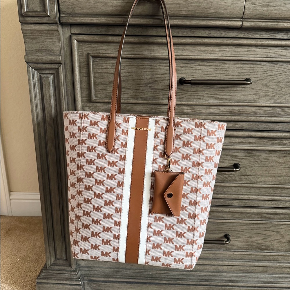 Michael Kors Vincent Large logo Signature Tote With Card Holder case
